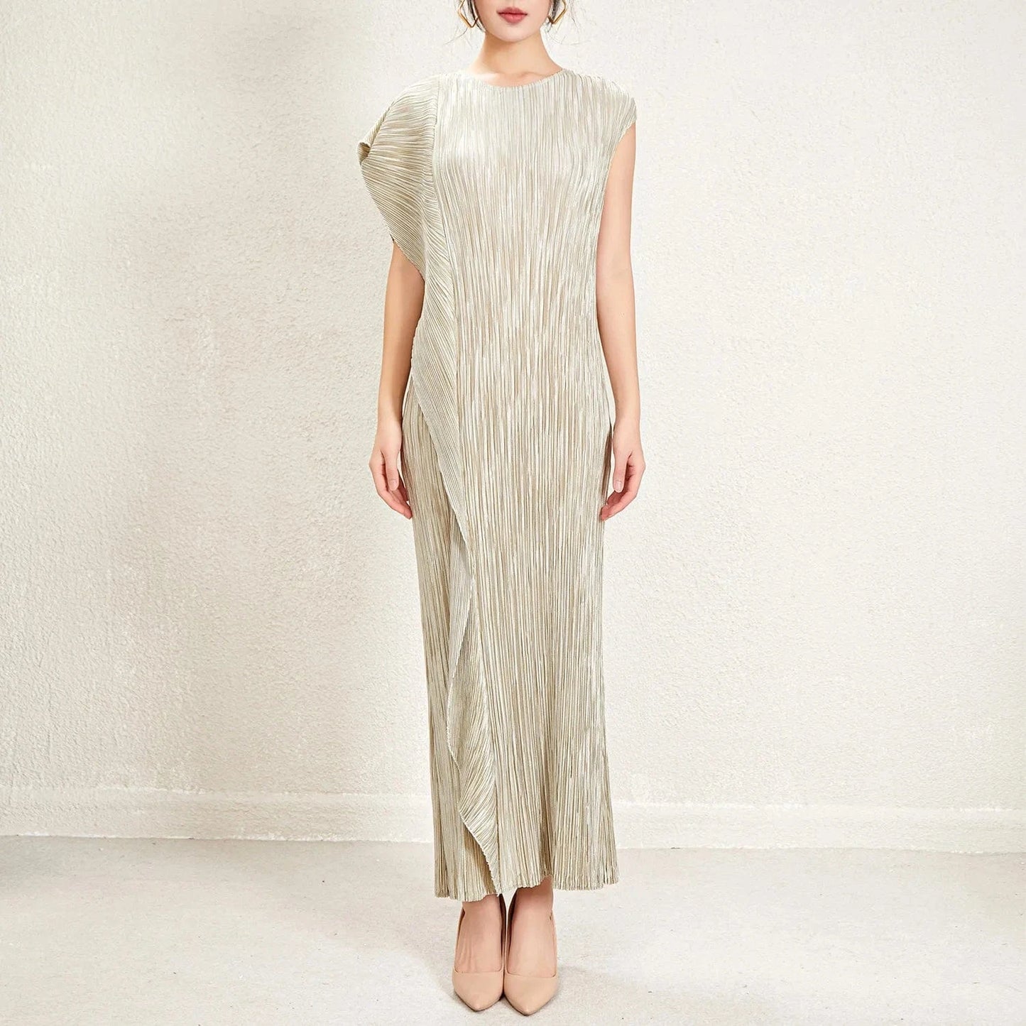 Free / Champagne 2024 Miyake Pleated Dress Solid Color Elegant Belt Design Dress Round Neck Streamer Women's Casual Style Dress