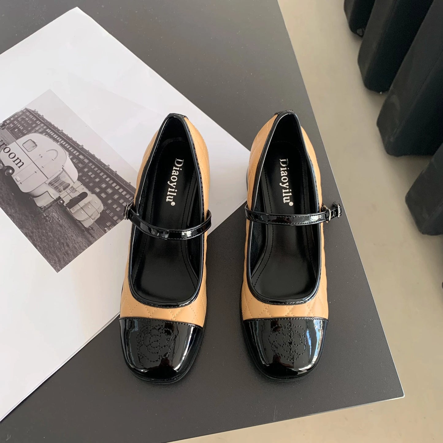 French Mary Jane high heels thick heel round toe color matching retro small leather shoes autumn and winter 2023