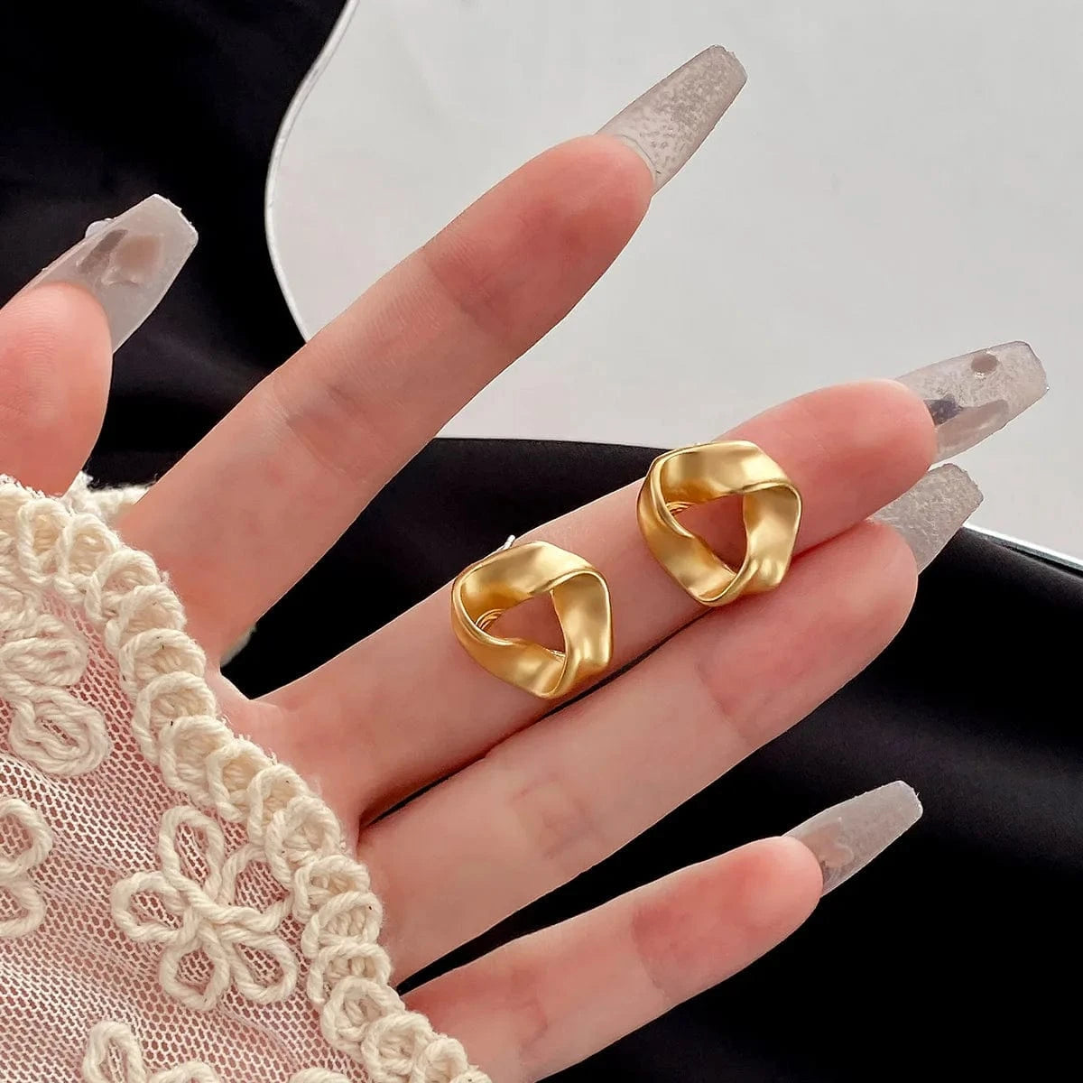 Korean Gold Metal Retro Flower Earrings for Women Flower Geometric Twisted Drop Earrings Hoop Earrings Fashion Jewelry Gifts