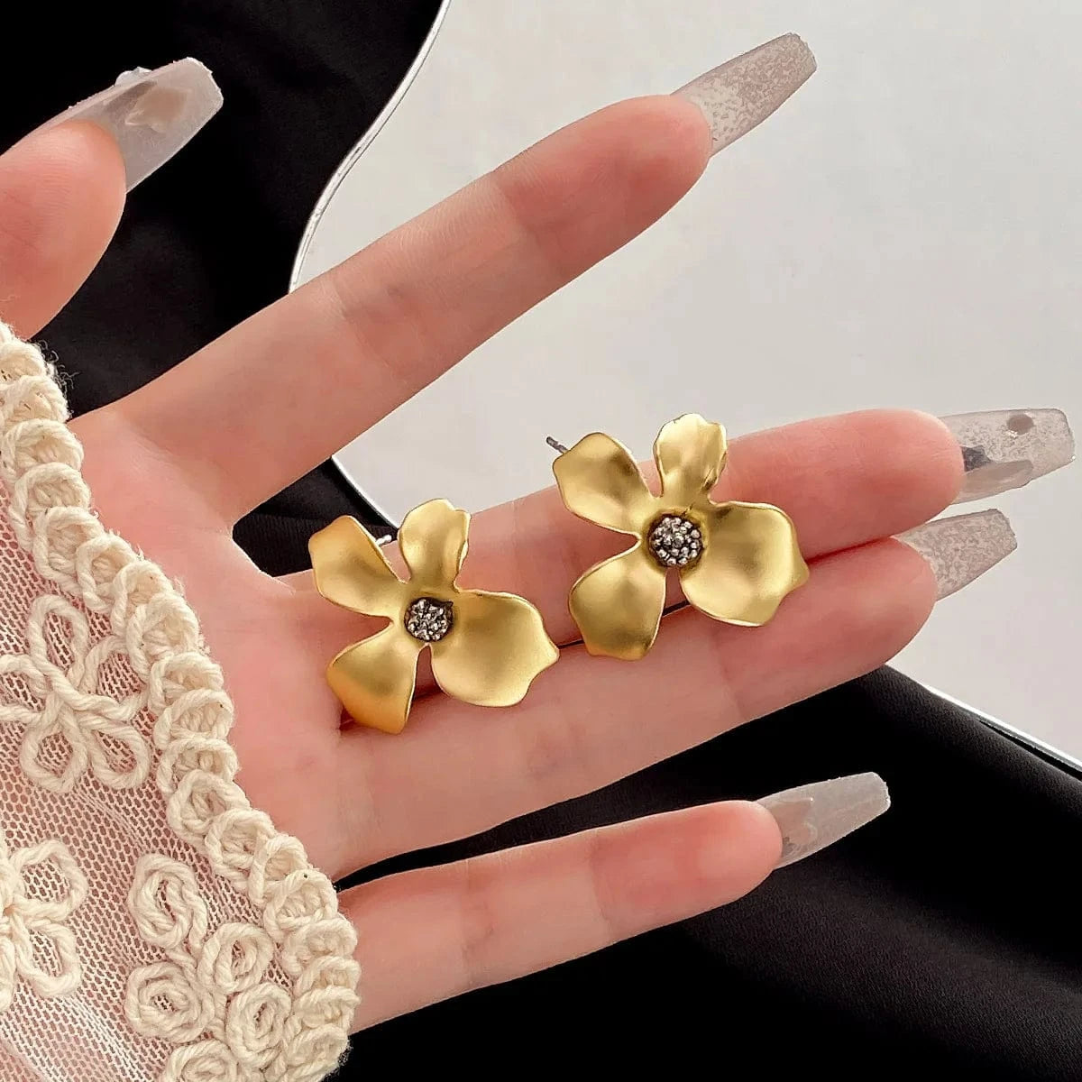Korean Gold Metal Retro Flower Earrings for Women Flower Geometric Twisted Drop Earrings Hoop Earrings Fashion Jewelry Gifts