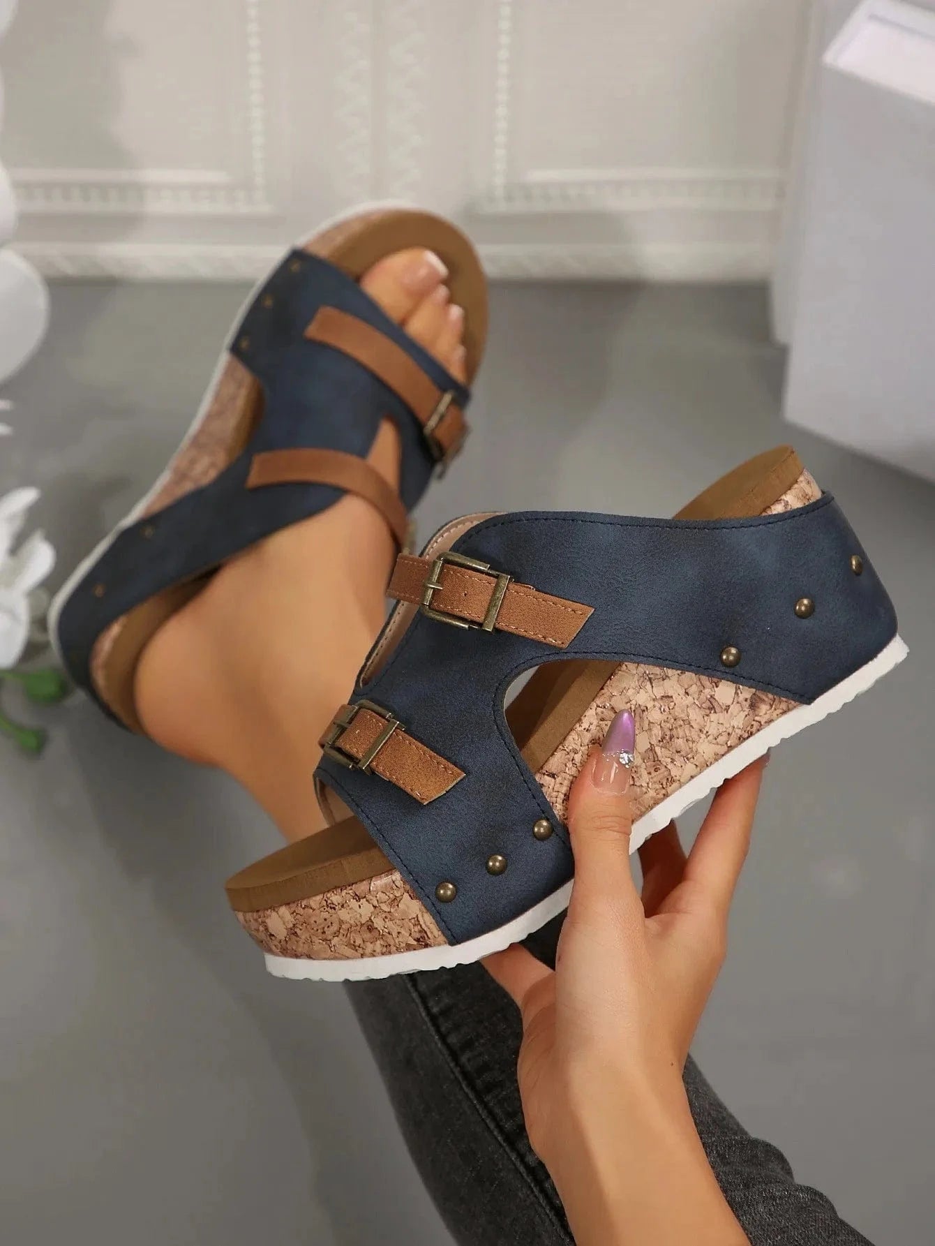 Large-sized thick-soled wedge heel flip-flops for women, Spring/Summer 2025 new belt-buckle open-toe sponge beach flip-flops