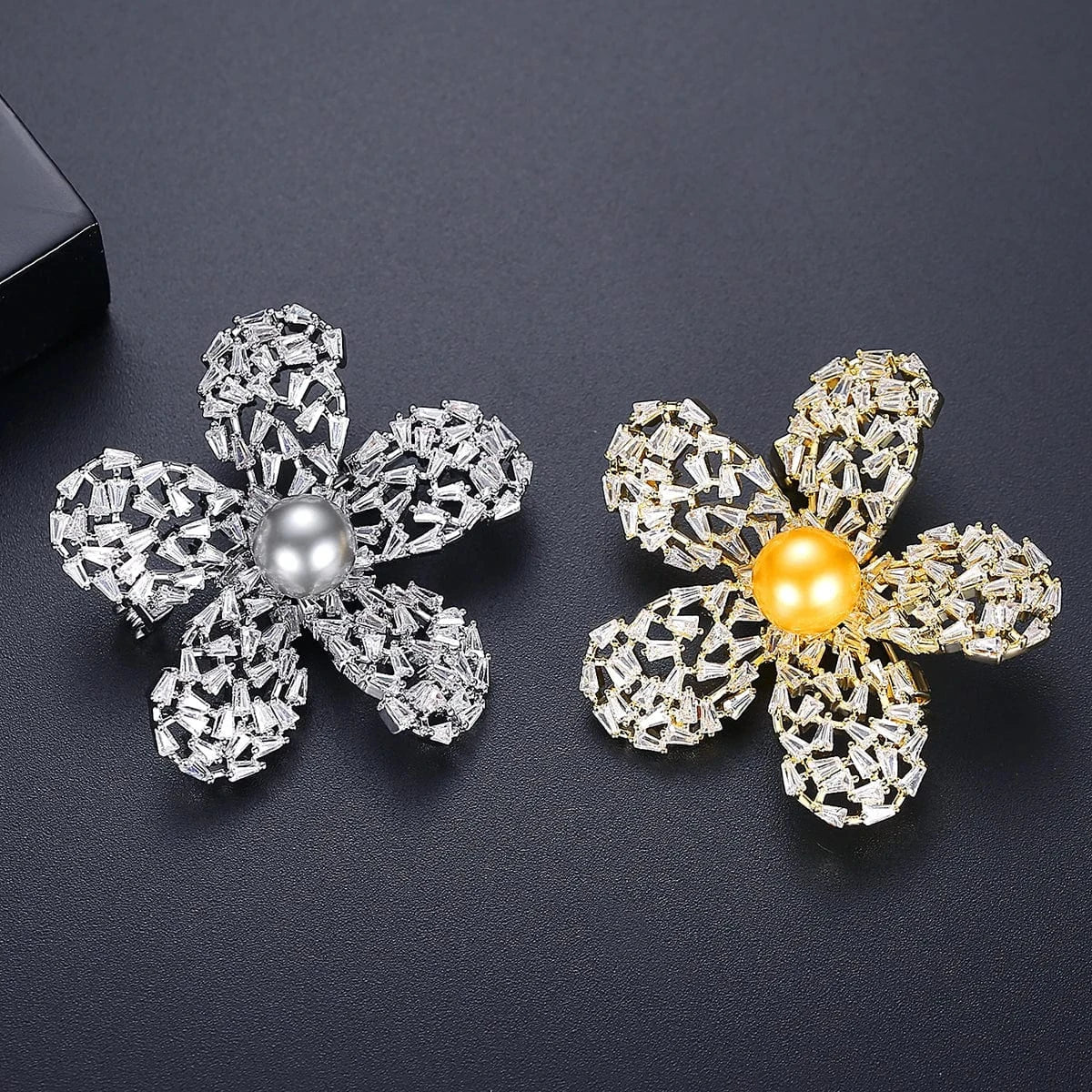 LUOTEEMI Fashion Women Jewelry Pearl & Rhinestone Cubic Zircon Flower Design Pearl Brooch Pin