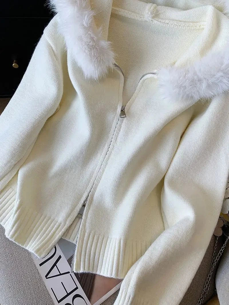 Milk white big fur collar hooded knit cardigan women's autumn and winter new fashion sense unique and chic zipper top.