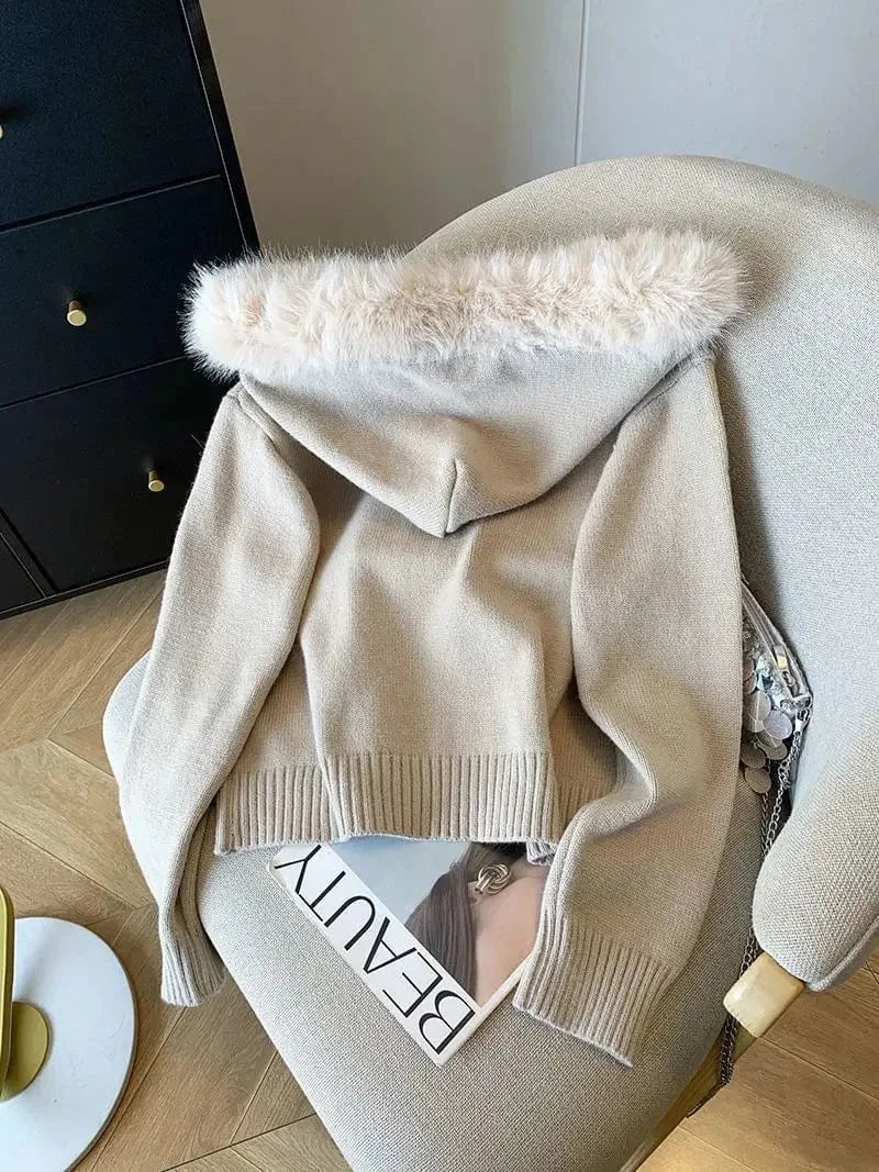 Milk white big fur collar hooded knit cardigan women's autumn and winter new fashion sense unique and chic zipper top.