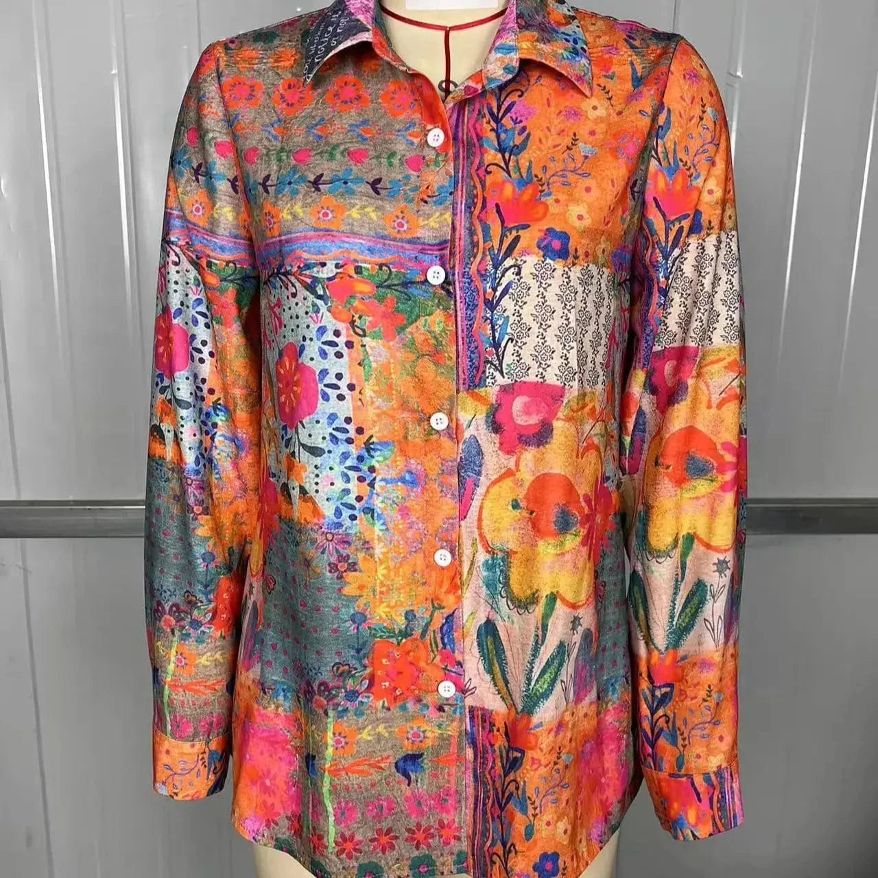 MULTI / S This retro Bohemian-style long-sleeved shirt with colorful floral patterns is fashionable, versatile and eye-catching