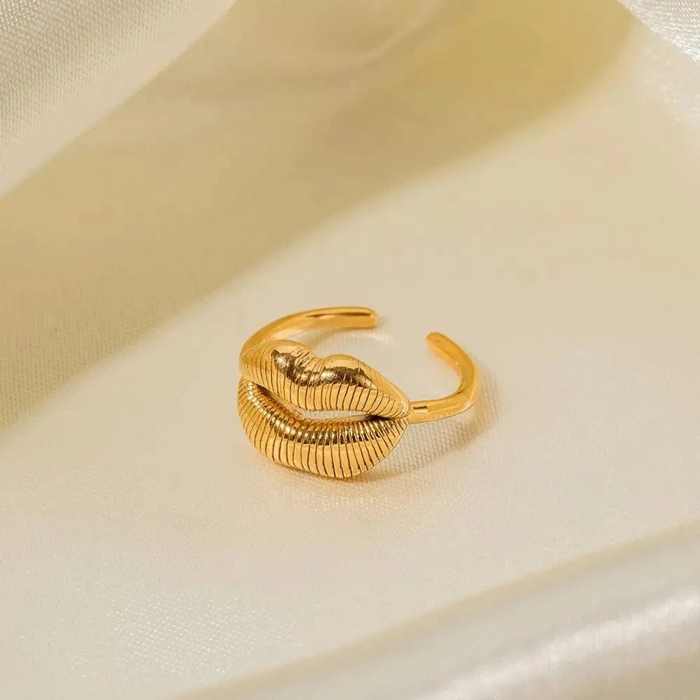 R1859 Chunky Jewelry 18K Gold Plated Lip Design Finger Rings Gift Stainless Steel Texture Lip Open Ring for Girls