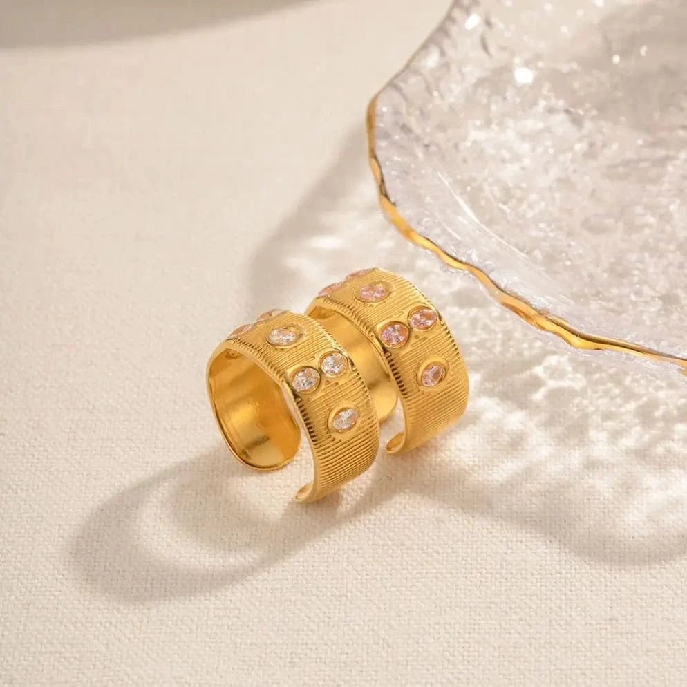 R1892 Waterproof 18K Gold Plated Stainless Steel Clear Pink Cubic Zirconia Texture Wide Finger Ring for Women