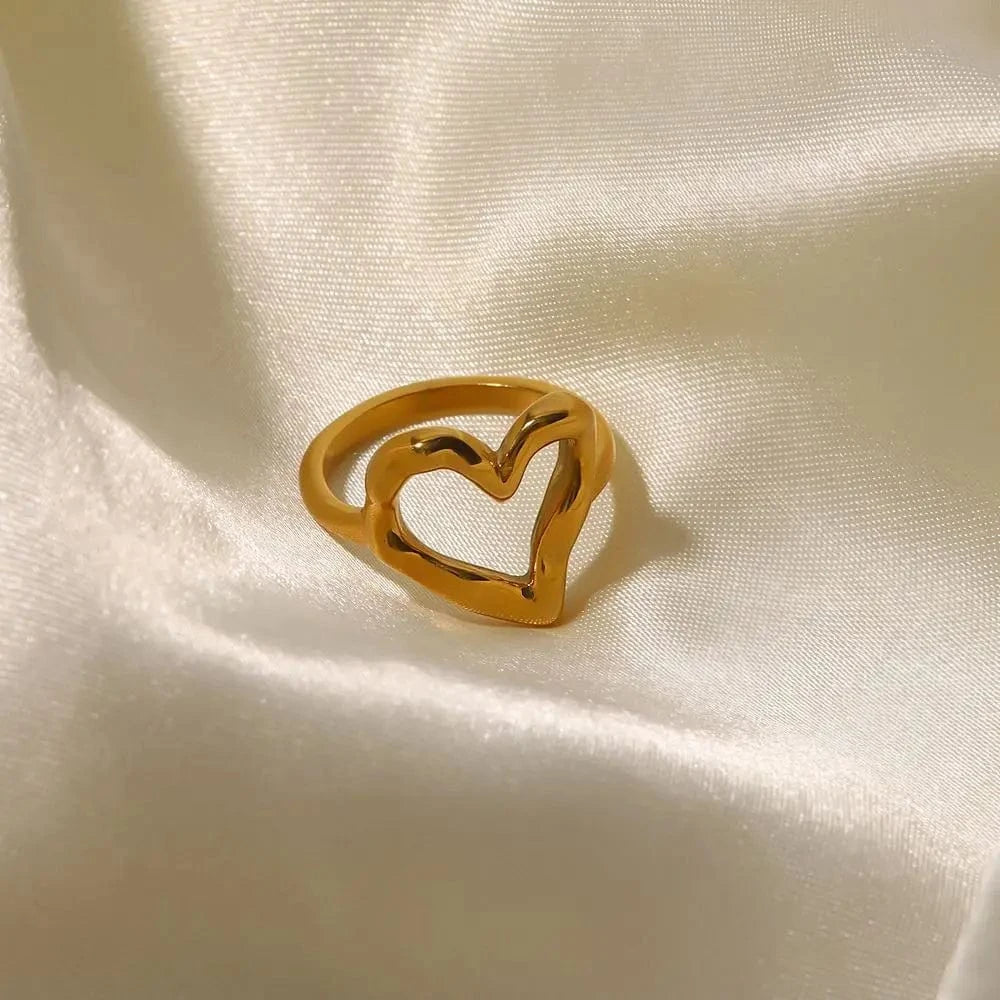 R2028 Waterproof 18k Gold Plated Stainless Steel Jewelry Hammer Pattern Hollow Heart Rings for Women