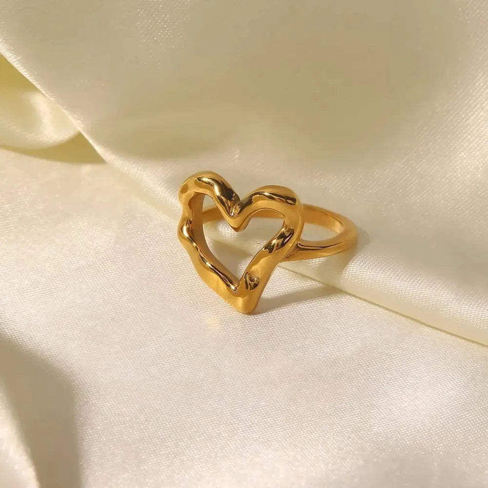 R2028 Waterproof 18k Gold Plated Stainless Steel Jewelry Hammer Pattern Hollow Heart Rings for Women