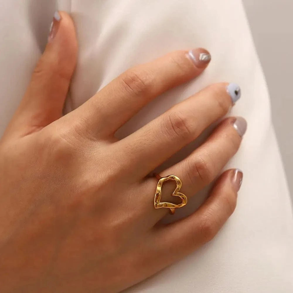 R2028 Waterproof 18k Gold Plated Stainless Steel Jewelry Hammer Pattern Hollow Heart Rings for Women