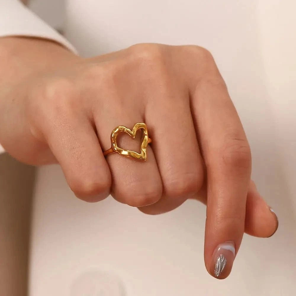 R2028 Waterproof 18k Gold Plated Stainless Steel Jewelry Hammer Pattern Hollow Heart Rings for Women