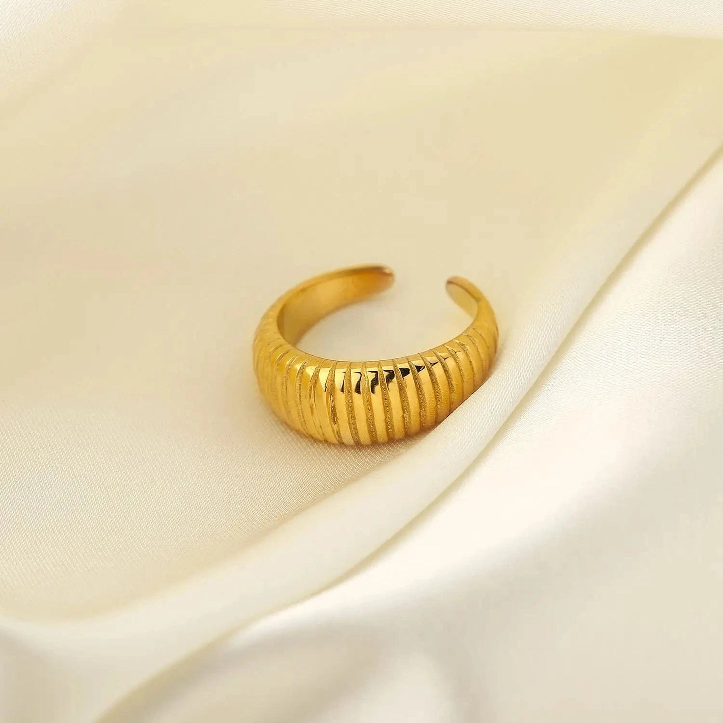 R2144 Waterproof 18K Gold IP Plating Croissant Finger Rings Stainless Steel Striped Chunky Ring for Women