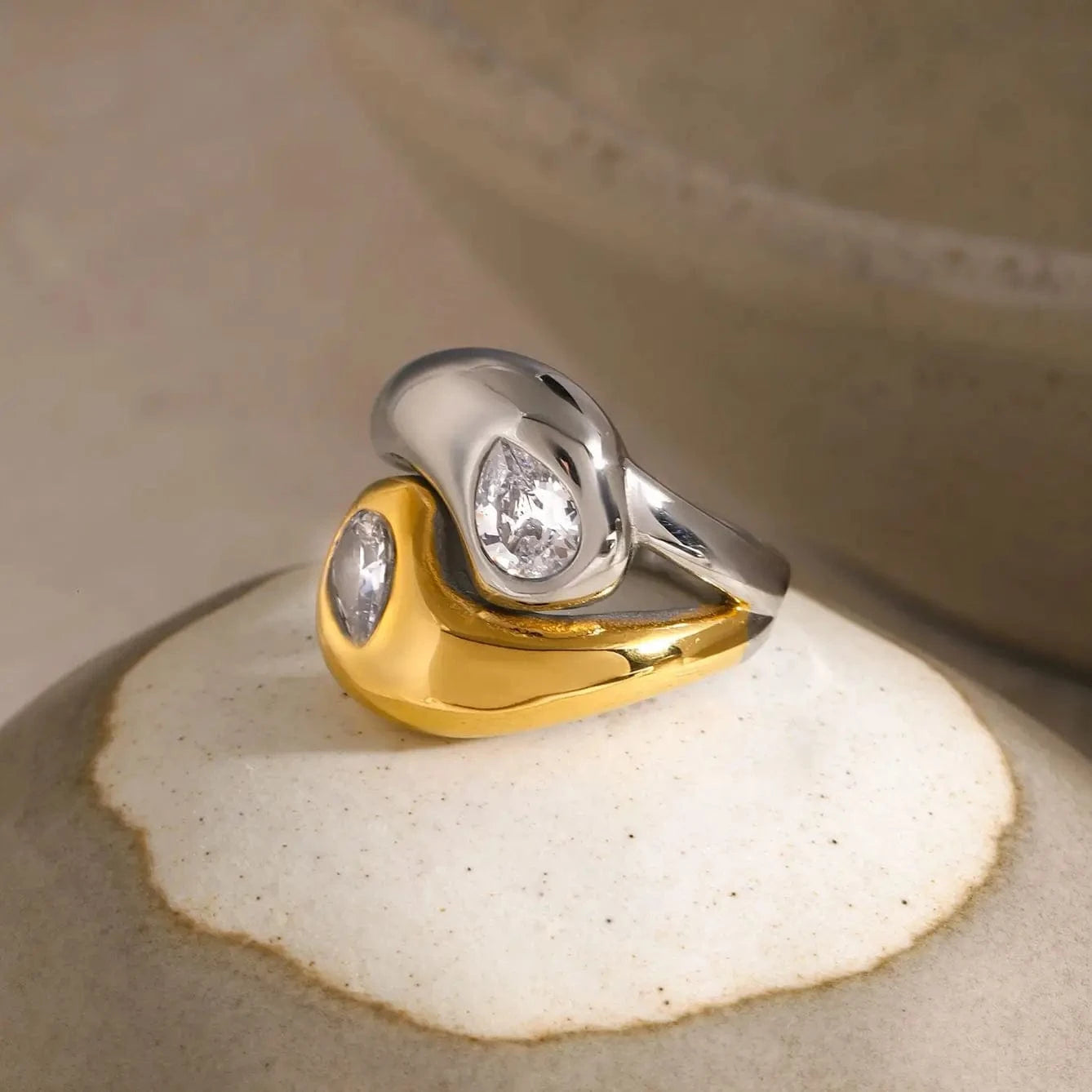 R2558 Luxury Chunky Stainless Steel 18K Gold Rings Polished Interlaced Two Tone Water Drop Zirconia Rings