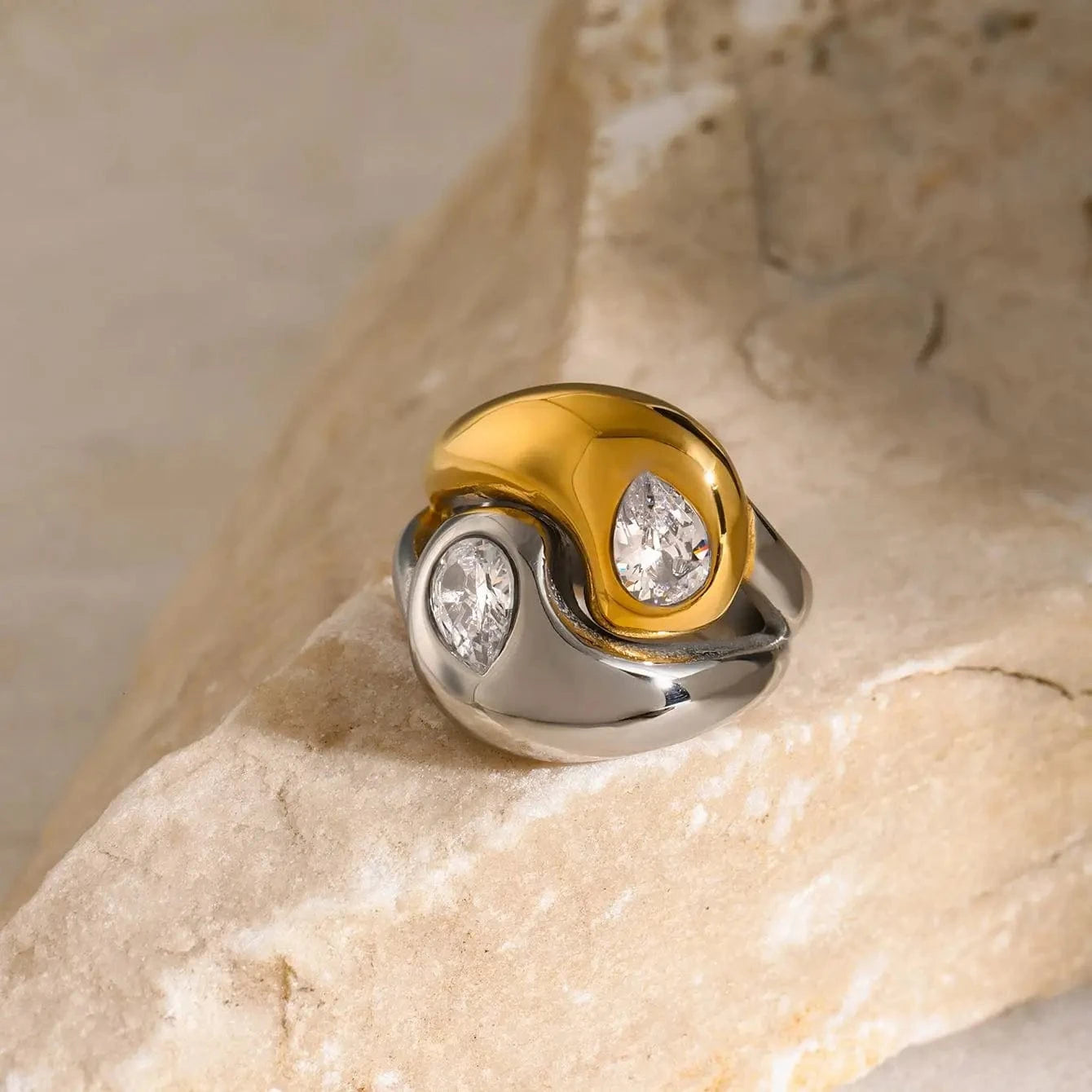 R2558 Luxury Chunky Stainless Steel 18K Gold Rings Polished Interlaced Two Tone Water Drop Zirconia Rings