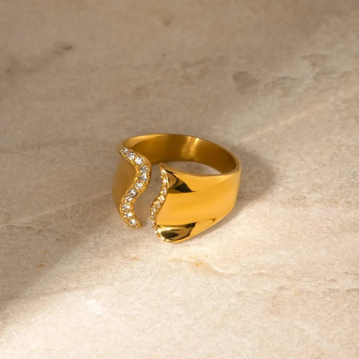 R2667 Fashion 18K PVD Gold Stainless Steel Chunky Waterproof Wave Shape Smooth Cubic Zircon Stone Ring
