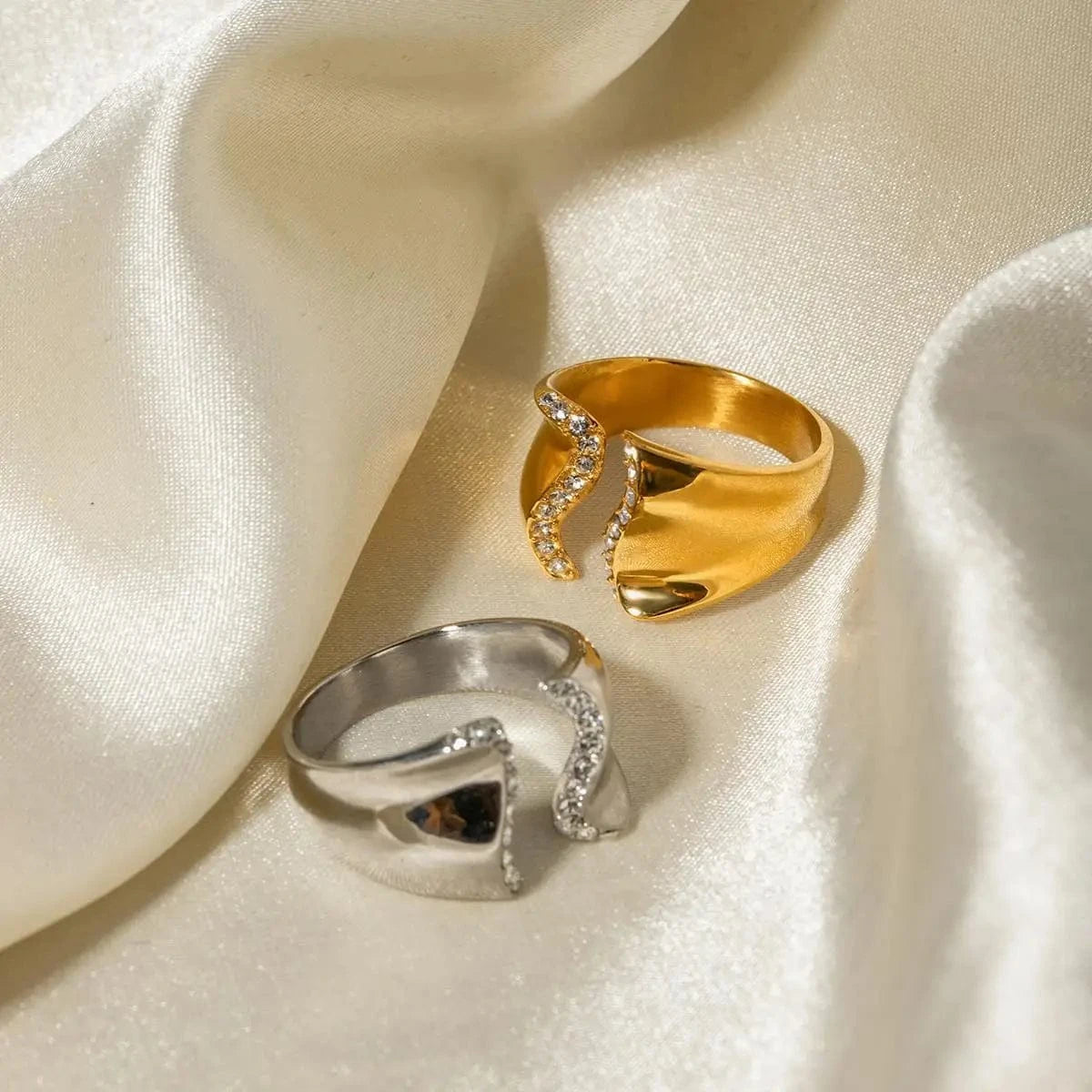 R2667 Fashion 18K PVD Gold Stainless Steel Chunky Waterproof Wave Shape Smooth Cubic Zircon Stone Ring