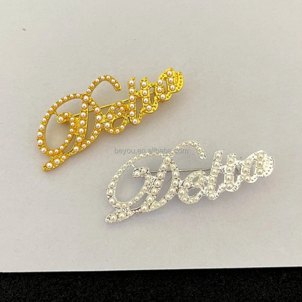 Script OO-OOP Diva Delta Letter Greek Sorority Lapel Pin For Women White Pearl Pins Gift for Women Girls Brooch Jewelry