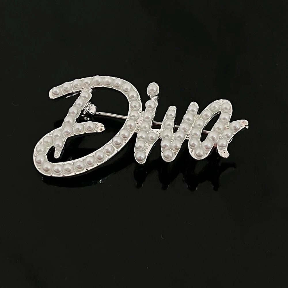 Script OO-OOP Diva Delta Letter Greek Sorority Lapel Pin For Women White Pearl Pins Gift for Women Girls Brooch Jewelry