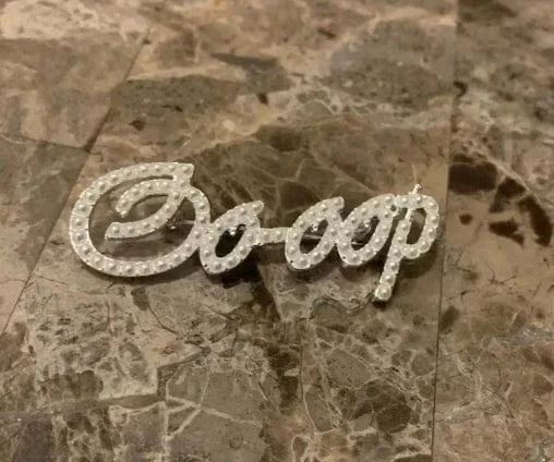 Script OO-OOP Diva Delta Letter Greek Sorority Lapel Pin For Women White Pearl Pins Gift for Women Girls Brooch Jewelry