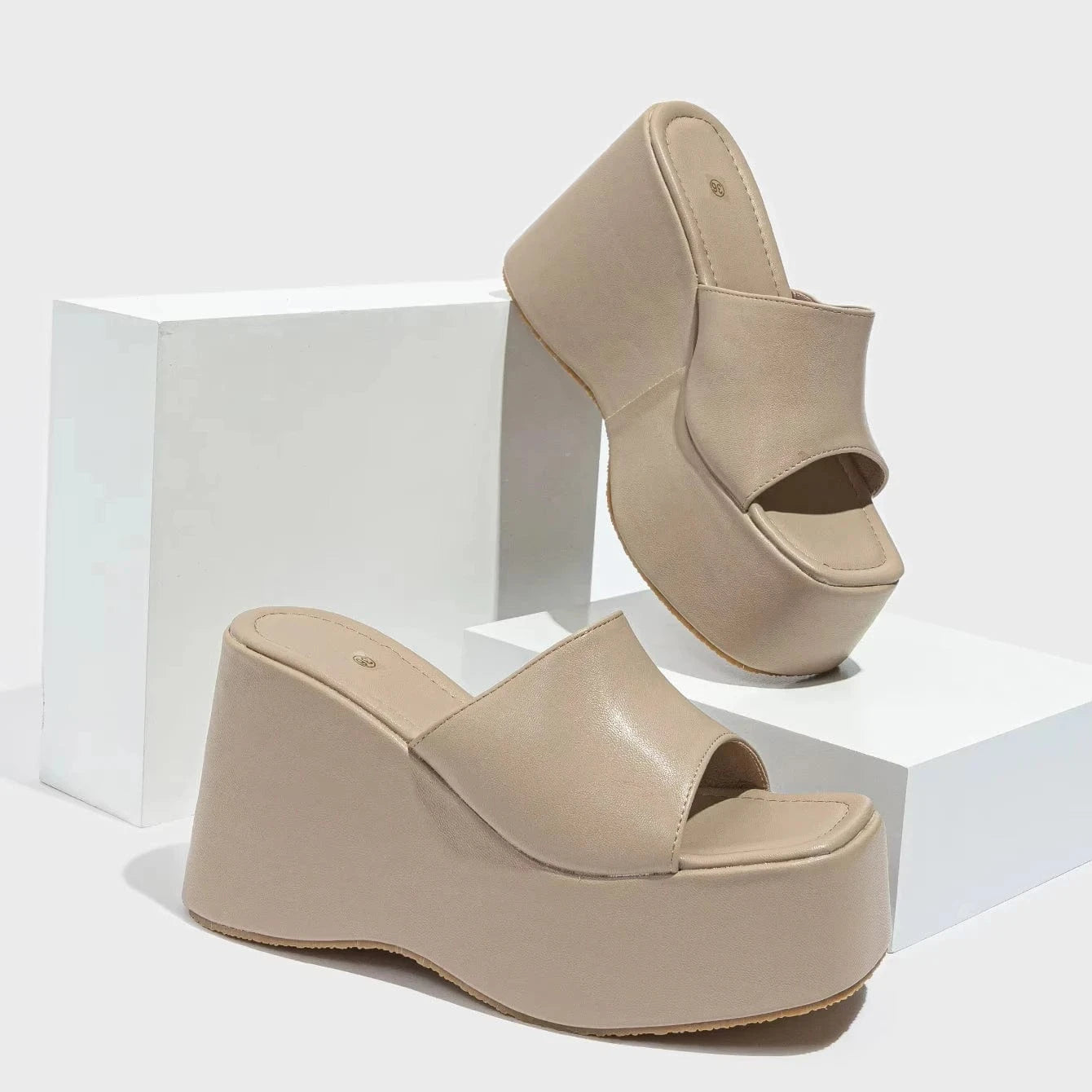 supply Europe and the United States high heel heightening fish mouth runway show outdoor fashion buckle plus size British style