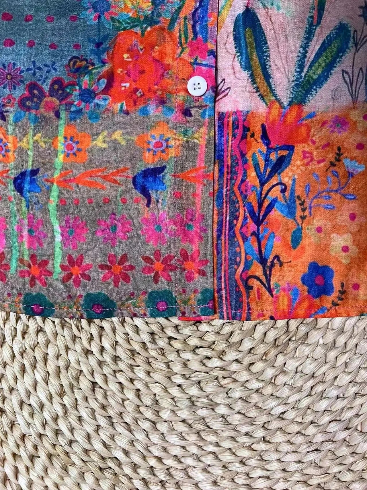 This retro Bohemian-style long-sleeved shirt with colorful floral patterns is fashionable, versatile and eye-catching
