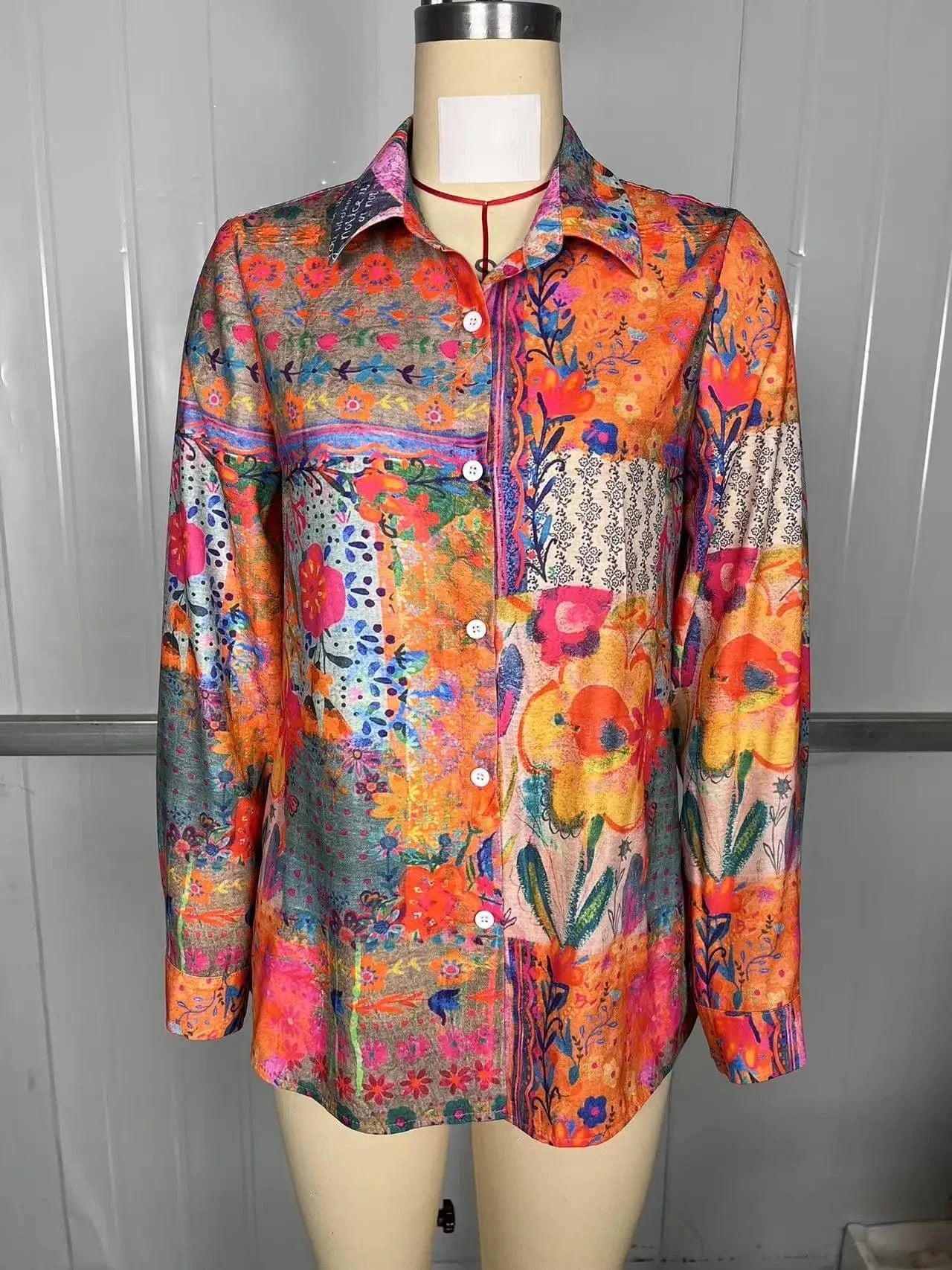 This retro Bohemian-style long-sleeved shirt with colorful floral patterns is fashionable, versatile and eye-catching