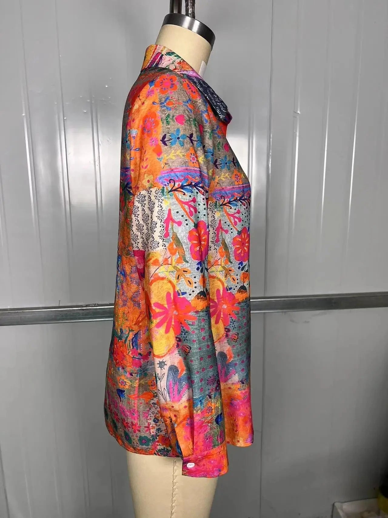 This retro Bohemian-style long-sleeved shirt with colorful floral patterns is fashionable, versatile and eye-catching