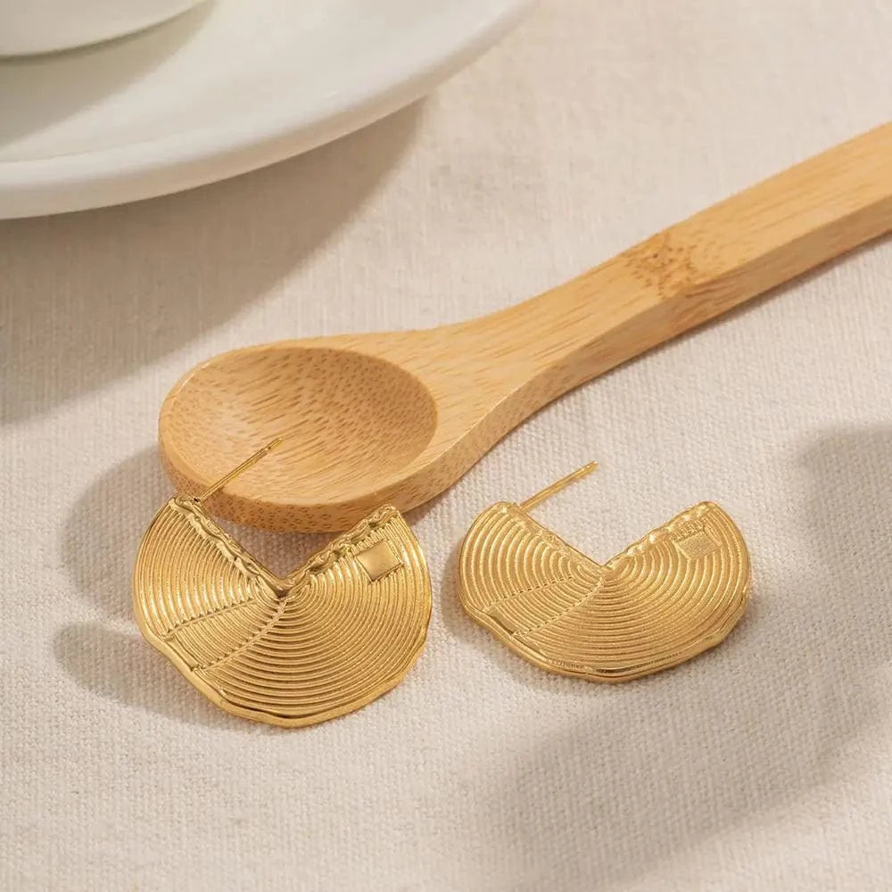 TRENDY / E2064 E2064 18K Gold Planted Texture Sector Fan Shaped Earrings Semicircle Stainless Steel Stud Earring for Women