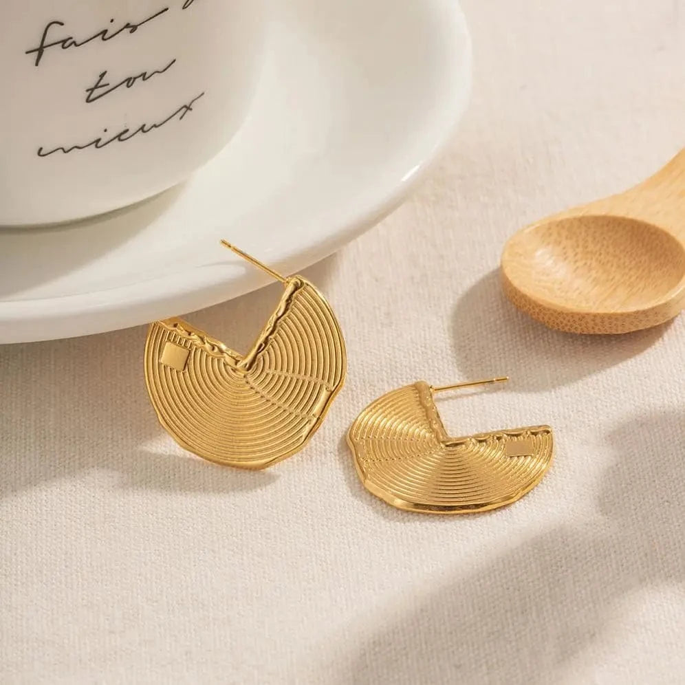 TRENDY / E2064 E2064 18K Gold Planted Texture Sector Fan Shaped Earrings Semicircle Stainless Steel Stud Earring for Women