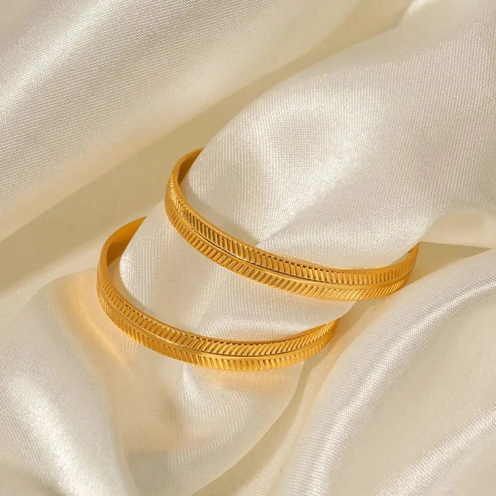 TRENDY / E2102 E2102 Big CC Shape Waterproof Hoop Earring 18k PVD Real Gold Plated Stainless Steel Texture Daily Earring For Women