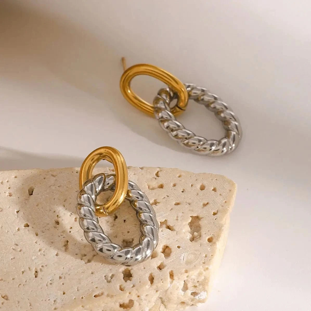Trendy / E2412 E2412 Unique Design 18k Gold Stainless Steel Gold and Silver Twisted Oval Hollow Circle Earrings