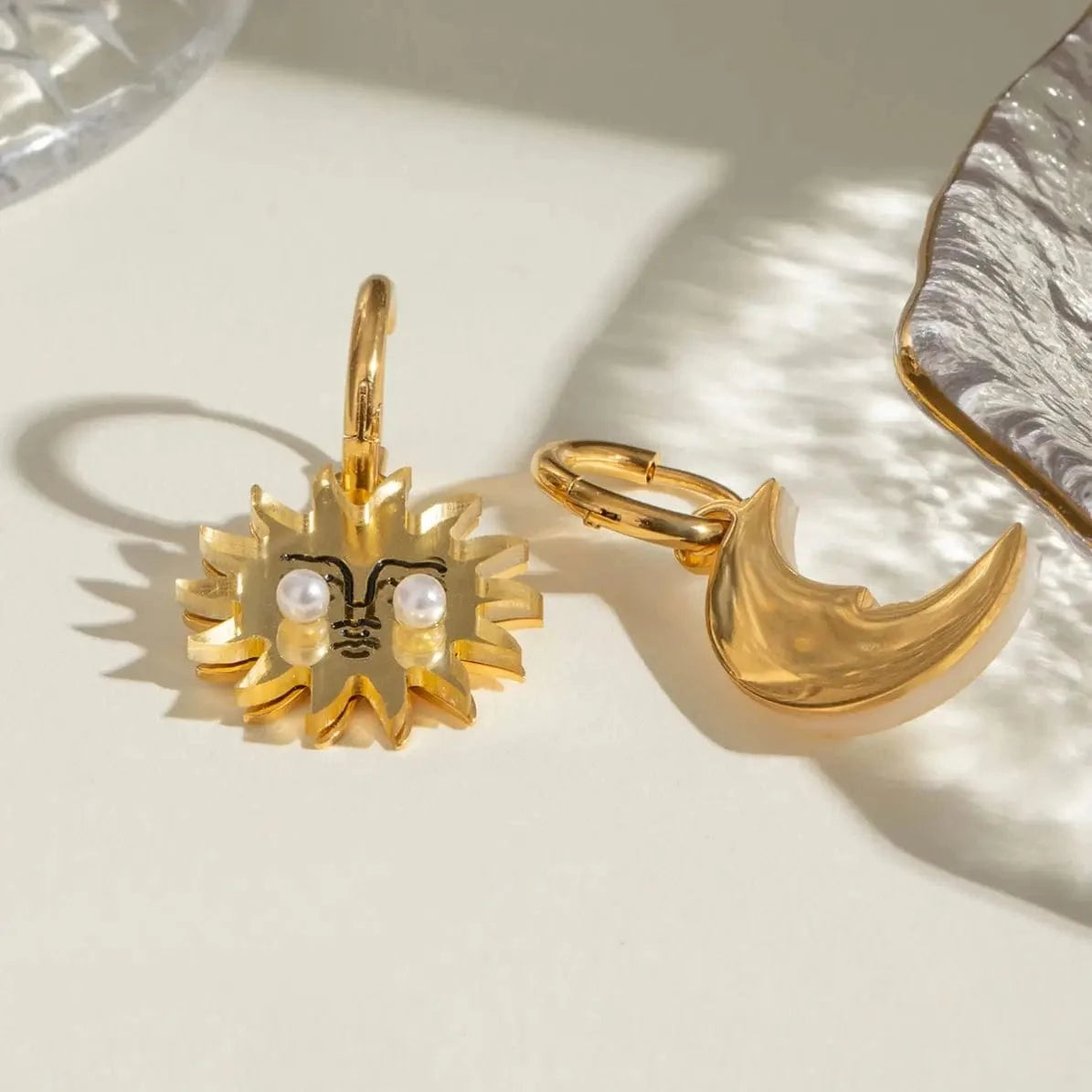 trendy / E2448 E2448 18k Gold Stainless Steel Sun Moon Bead Shell Pearl White Shell Hoop Earrings Unique Stylish Design For Daily Wearing