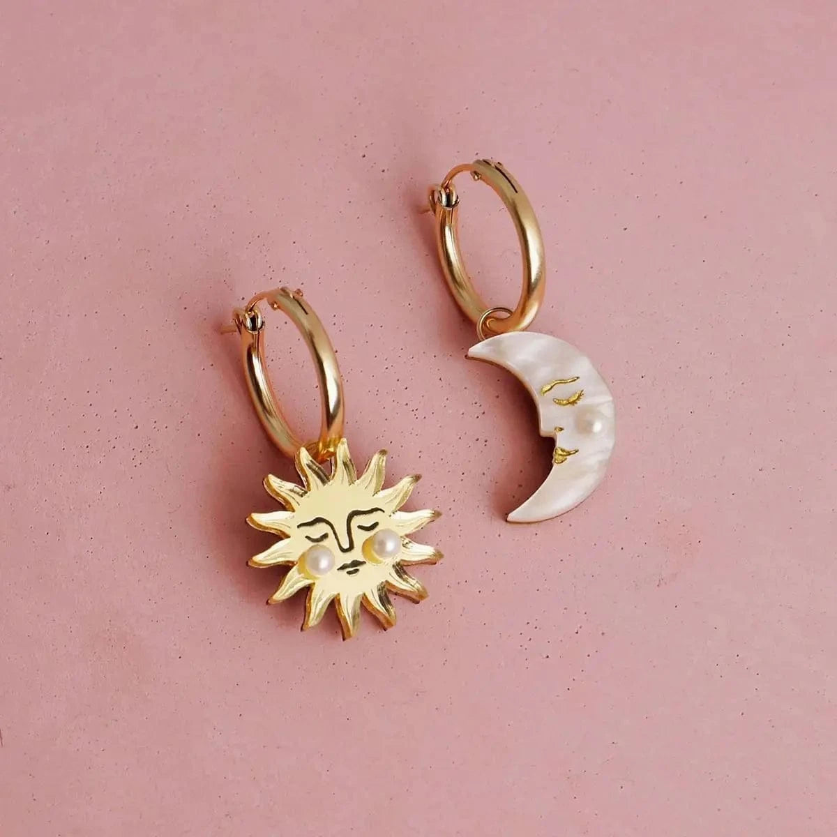 trendy / E2448 E2448 18k Gold Stainless Steel Sun Moon Bead Shell Pearl White Shell Hoop Earrings Unique Stylish Design For Daily Wearing