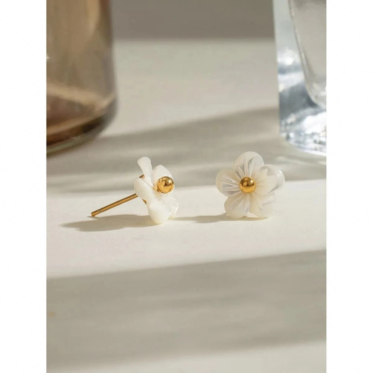 Trendy / E2517 E2517 White Shell Flower Earrings with Steel Beads 18k Gold Plated Stainless Steel Unique Design