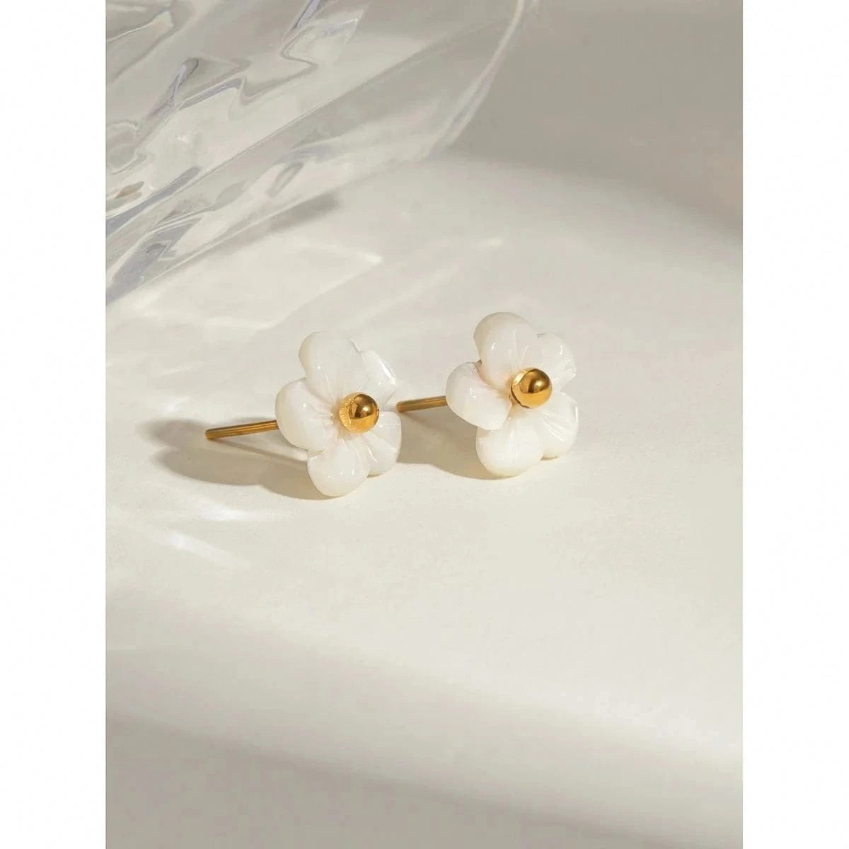 Trendy / E2517 E2517 White Shell Flower Earrings with Steel Beads 18k Gold Plated Stainless Steel Unique Design
