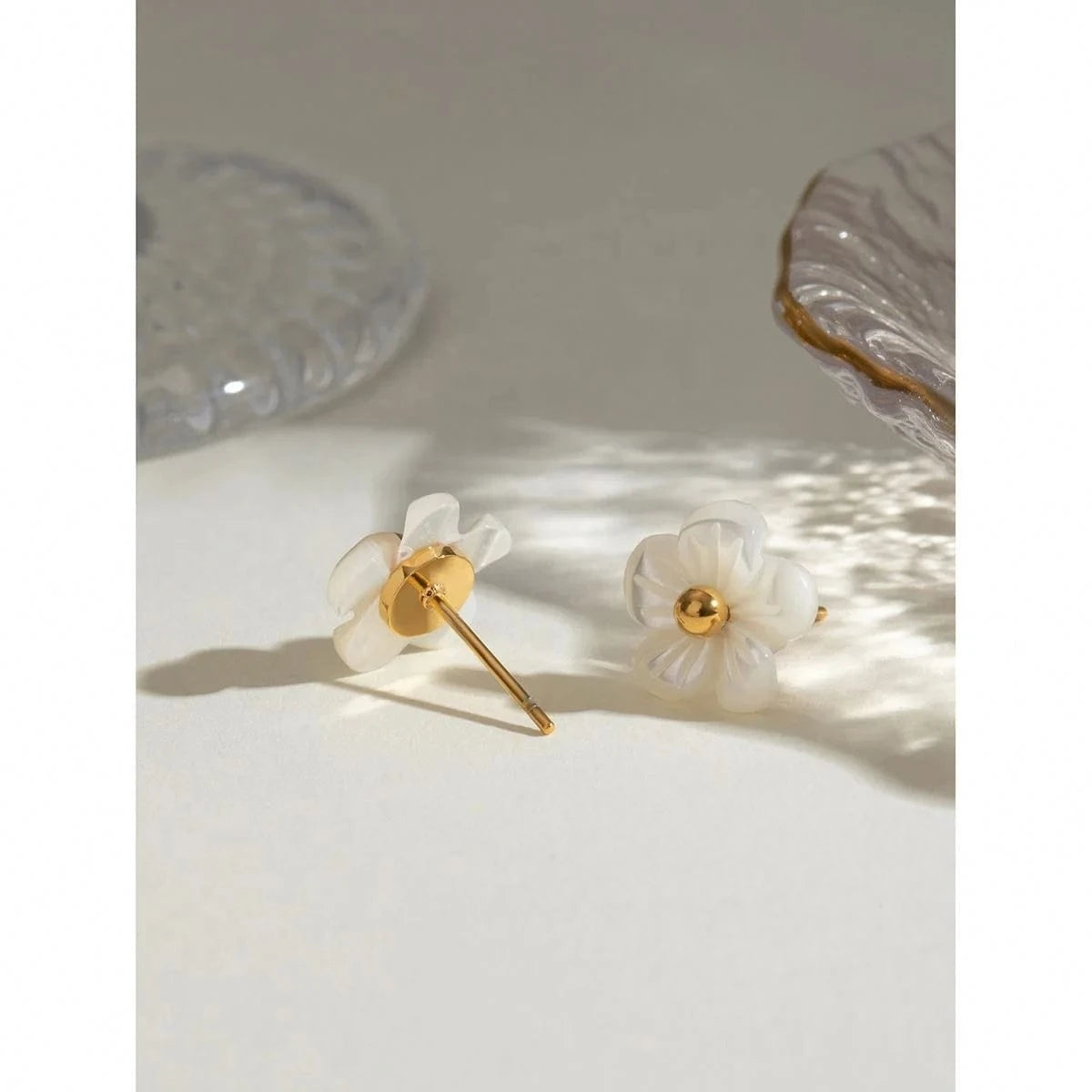 Trendy / E2517 E2517 White Shell Flower Earrings with Steel Beads 18k Gold Plated Stainless Steel Unique Design
