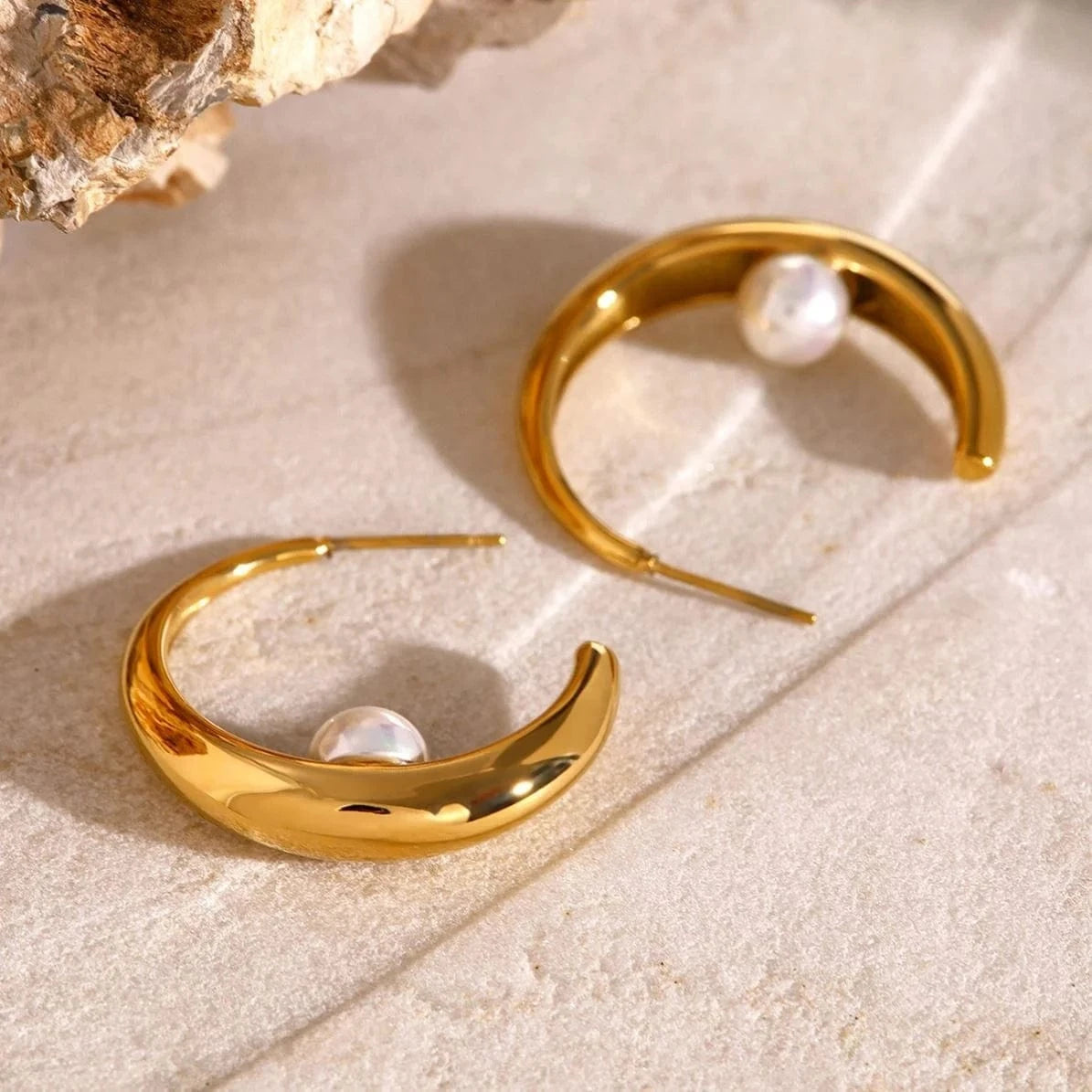 Trendy / E2522 E2522 Low Key Luxury Stainless Steel 18K Gold Plated Earrings CC Polished Earrings With Shell Pearl