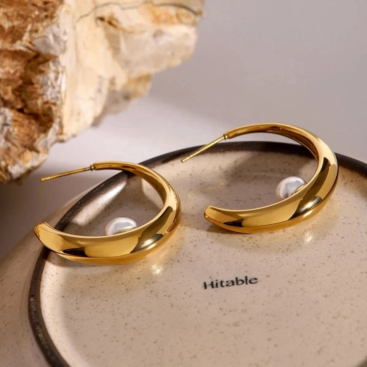Trendy / E2522 E2522 Low Key Luxury Stainless Steel 18K Gold Plated Earrings CC Polished Earrings With Shell Pearl