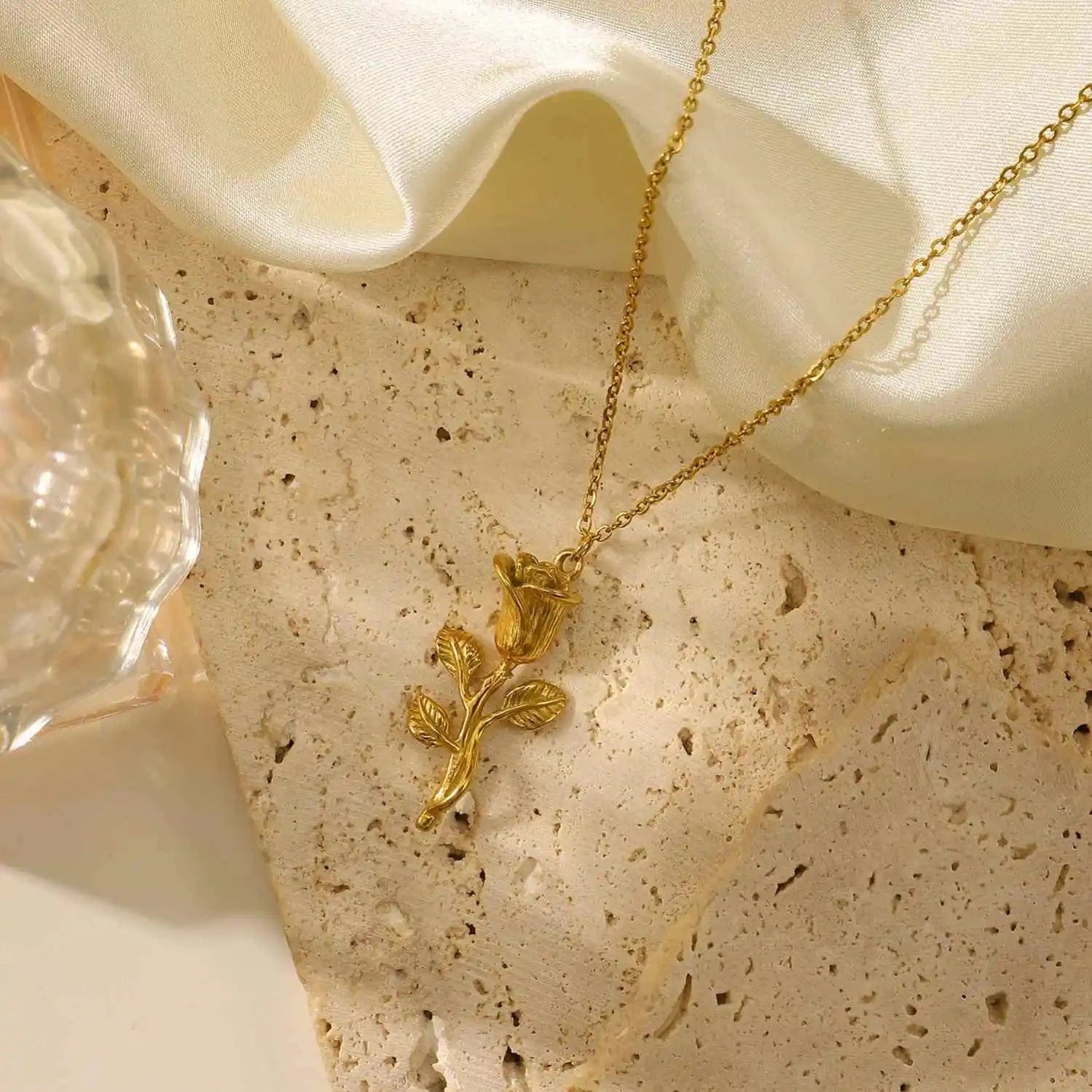 Waterproof / 18inches / N2463 N2463 14K Gold Plated Stainless Steel Figaro Chain Necklace For Women three-dimensional Rose Pendant Necklace