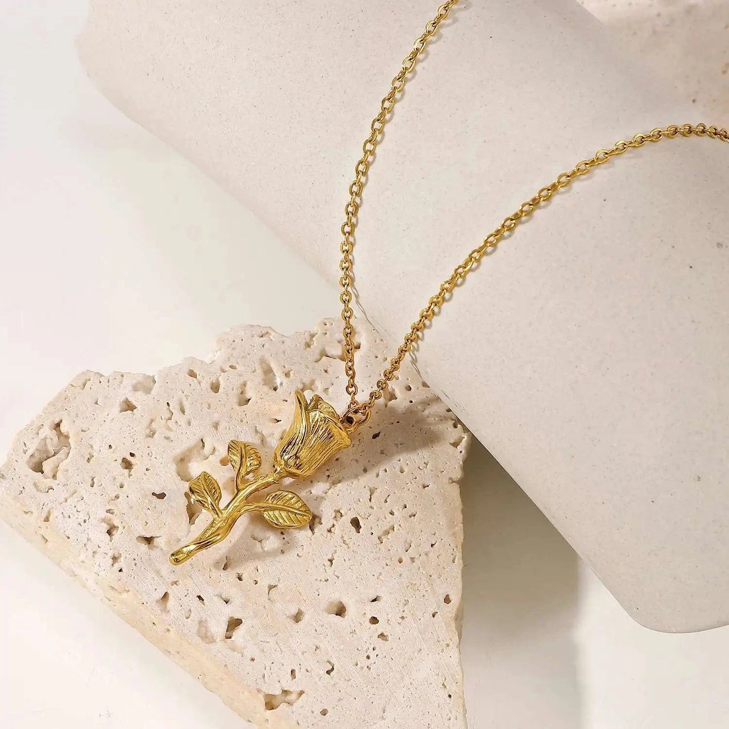 Waterproof / 18inches / N2463 N2463 14K Gold Plated Stainless Steel Figaro Chain Necklace For Women three-dimensional Rose Pendant Necklace