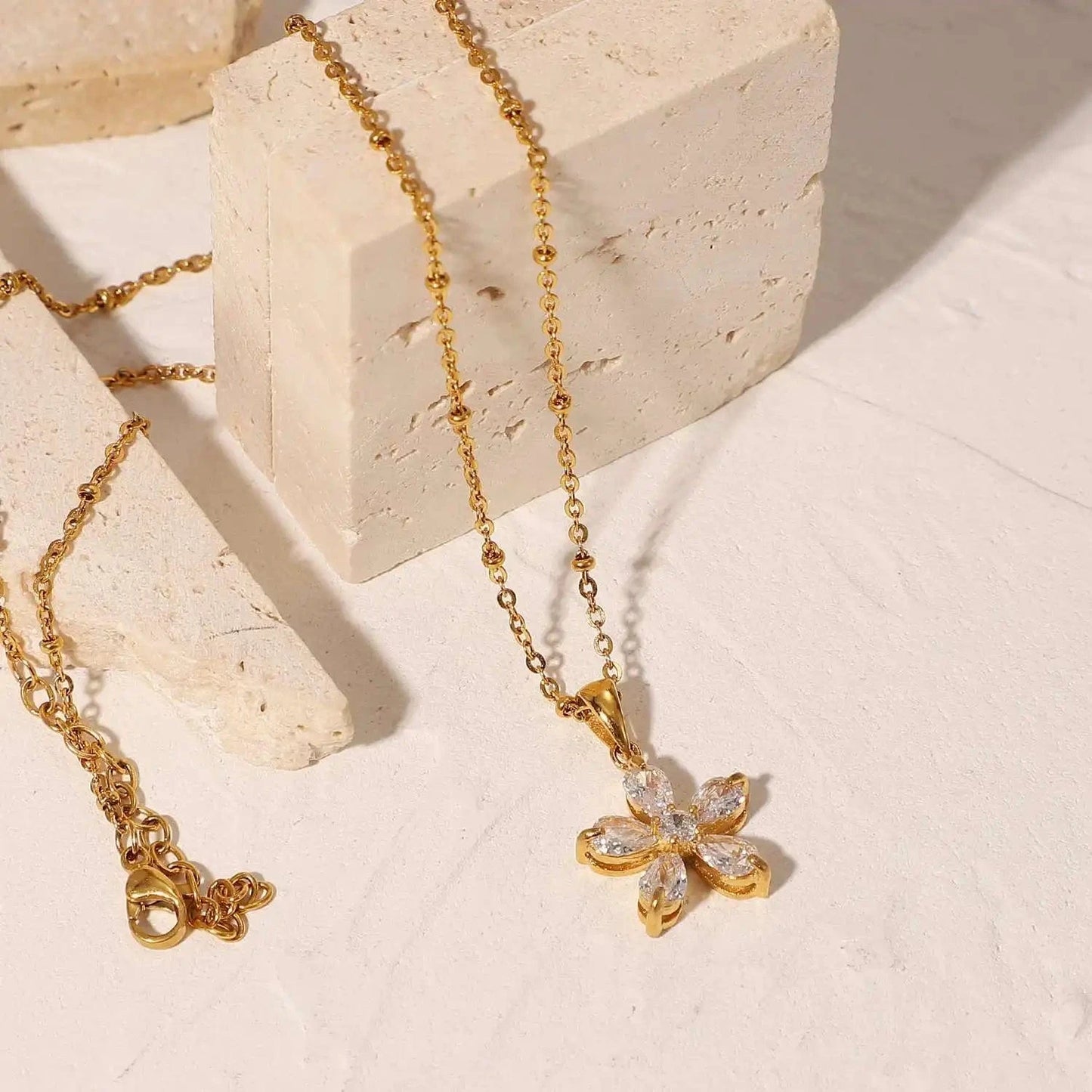 Waterproof / N2495 N2495 18K Plated Stainless Steel Gift 16mm white Cubic Zirconia five-petal flower pendant necklace