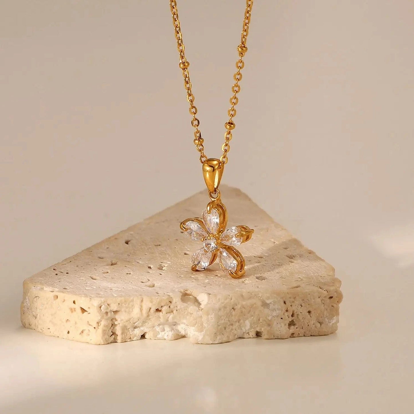 Waterproof / N2495 N2495 18K Plated Stainless Steel Gift 16mm white Cubic Zirconia five-petal flower pendant necklace