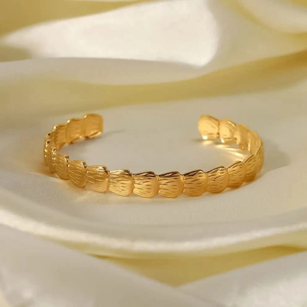 Waterproof / Picture / BG909 BG909 New Trendy Stainless Steel 18K Gold plated Fashion Jewelry Shell Shape Opening Bangles For Women