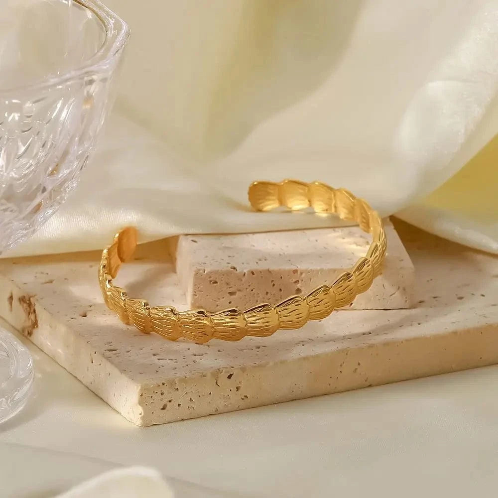 Waterproof / Picture / BG909 BG909 New Trendy Stainless Steel 18K Gold plated Fashion Jewelry Shell Shape Opening Bangles For Women