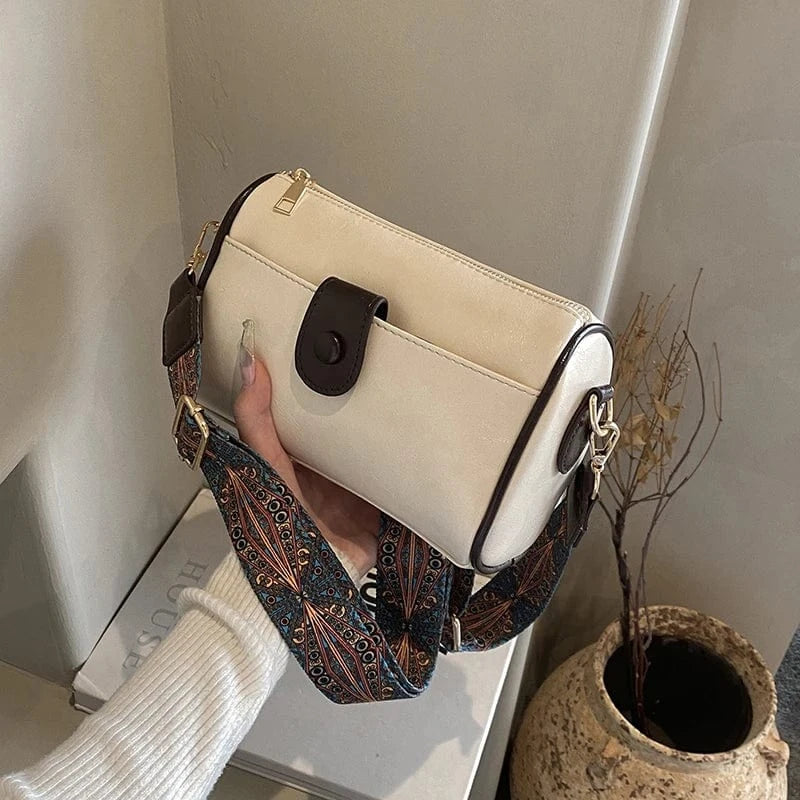 White Factory Wholesale Trendy Handbags 2024 Young lady Wide Shoulder Strip Messenger Bags Lady popular design purses For Woman