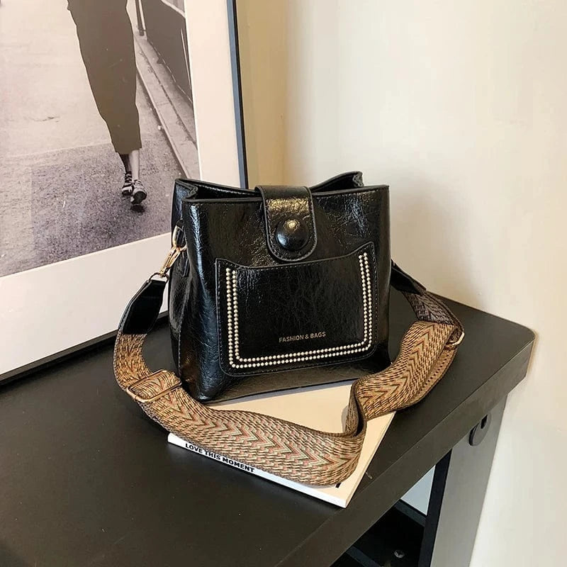 Wholesale New Fashion Bucket handbags 2024 Light Lady Wide Shoulder Strip Bags Lady Design Purses For Women