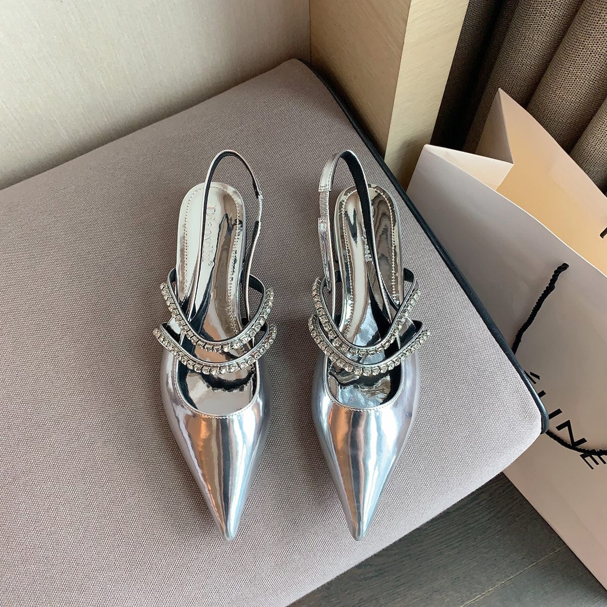2023 autumn new Anne French drill with pointed toe back empty flat shoes niche Baotou sandals