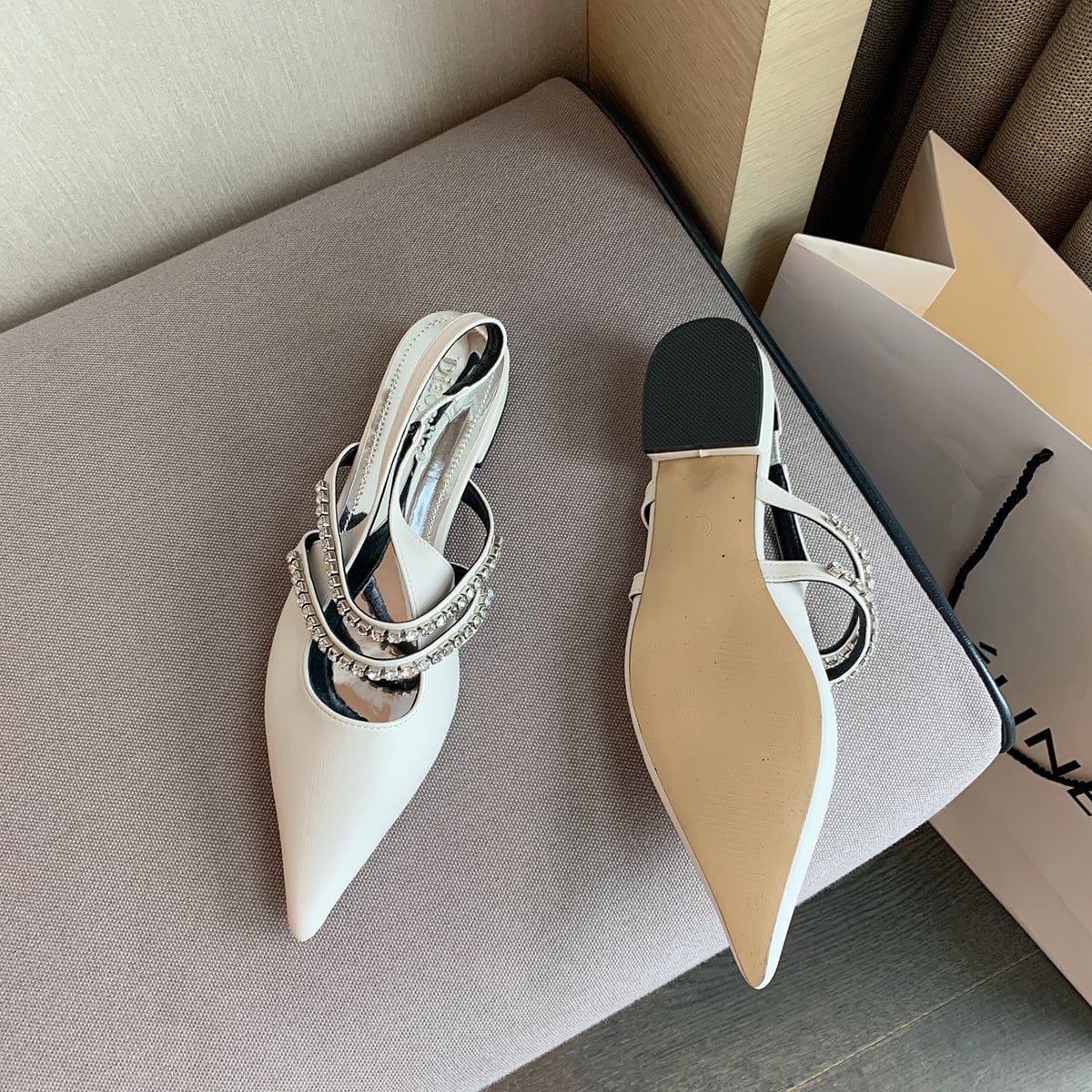 2023 autumn new Anne French drill with pointed toe back empty flat shoes niche Baotou sandals