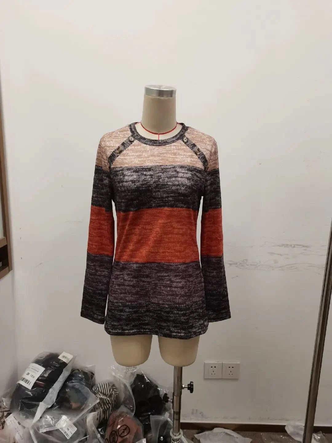 2023 European and American Autumn and Winter New Contrast color button Long sleeve Round neck T-shirt top Women's clothing