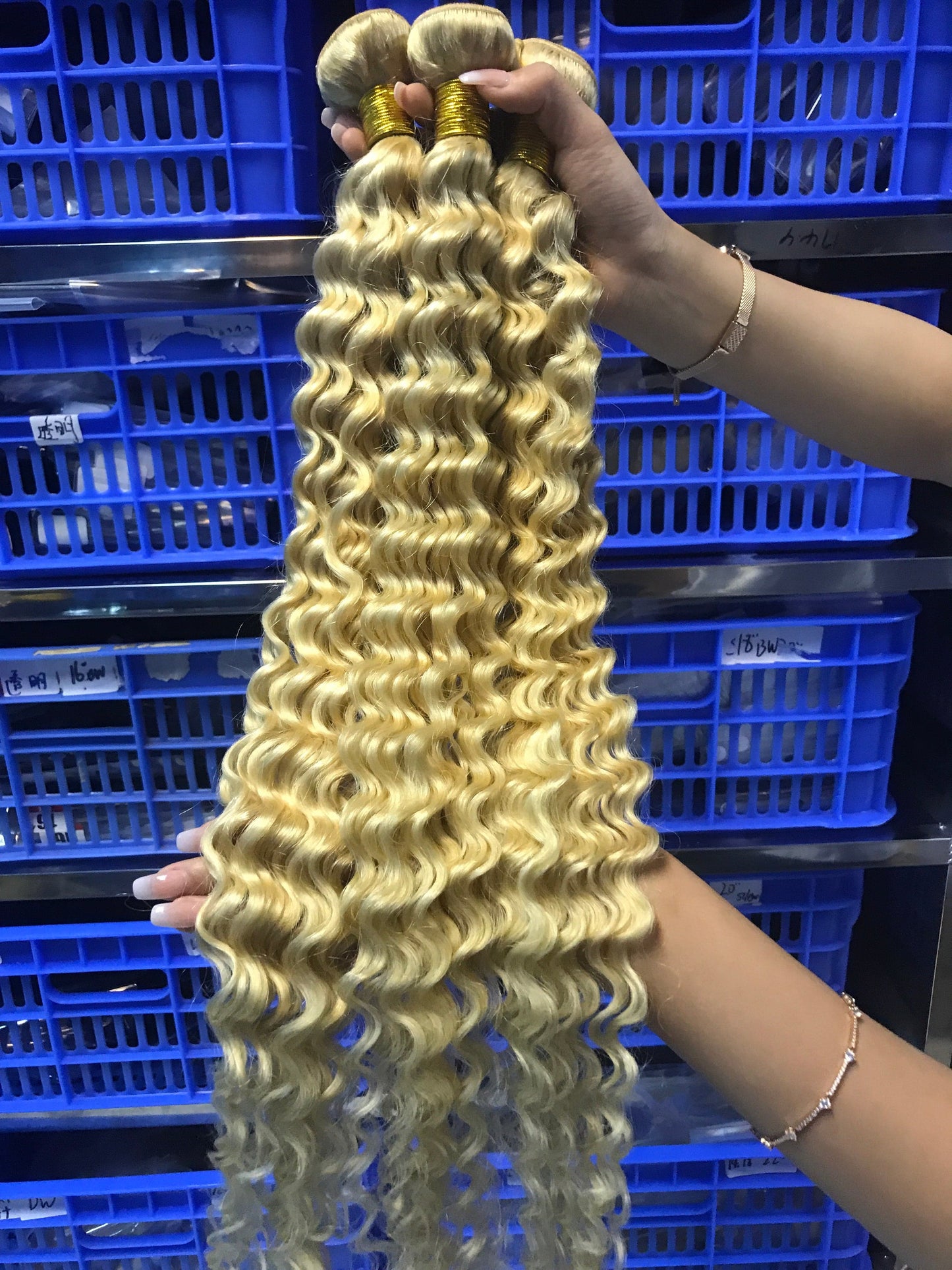 30 Inches / 613 deep wave Top grade hair extension,double weft 613 hair bundles,100% Natural cheap 613 color weave human hair bundles with frontal